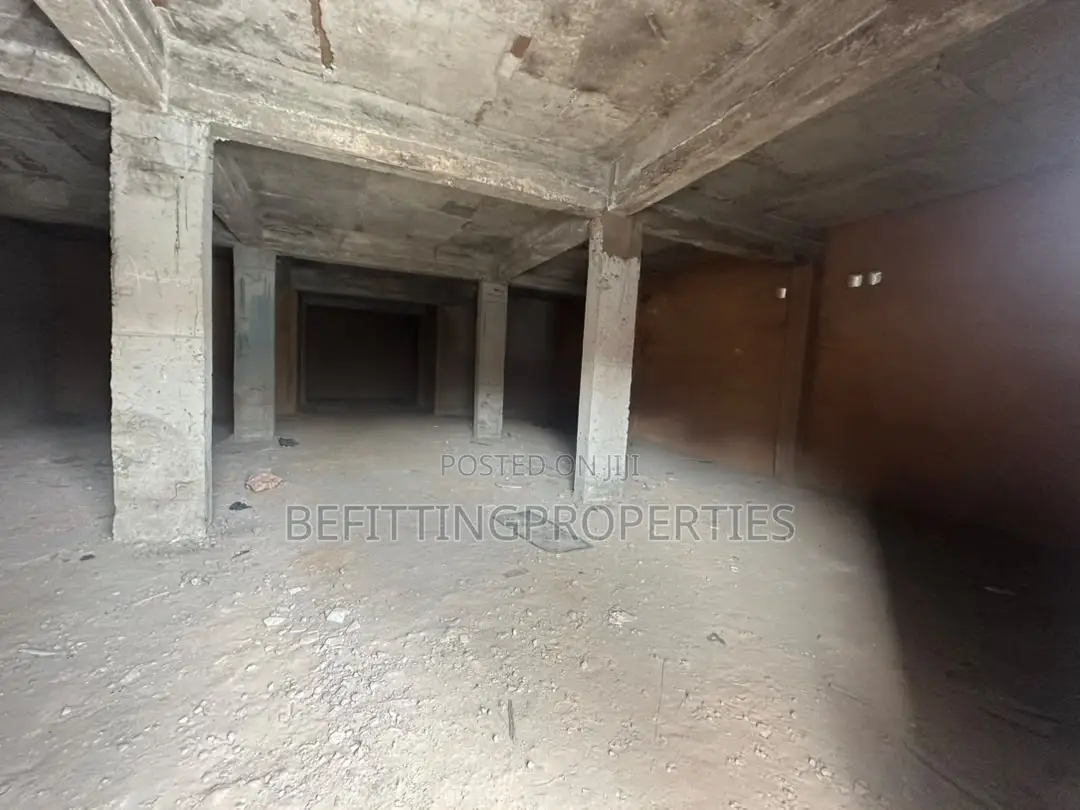 148 SQM Warehouse to Let