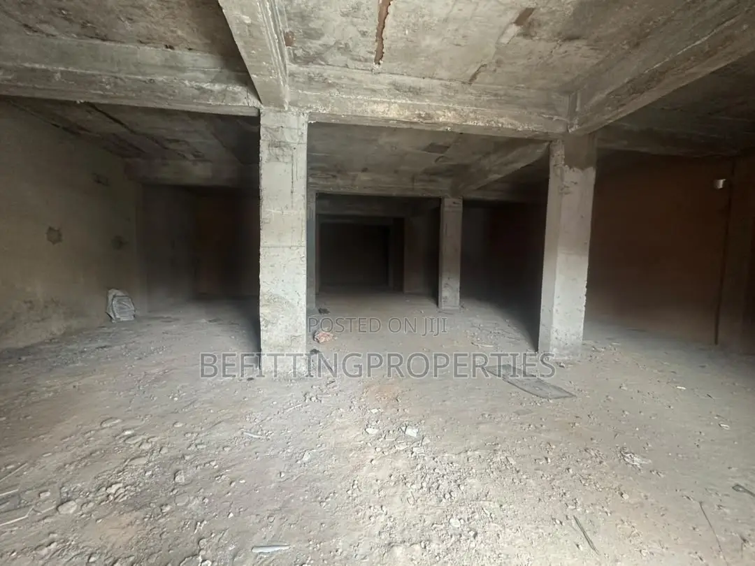 148 SQM Warehouse to Let