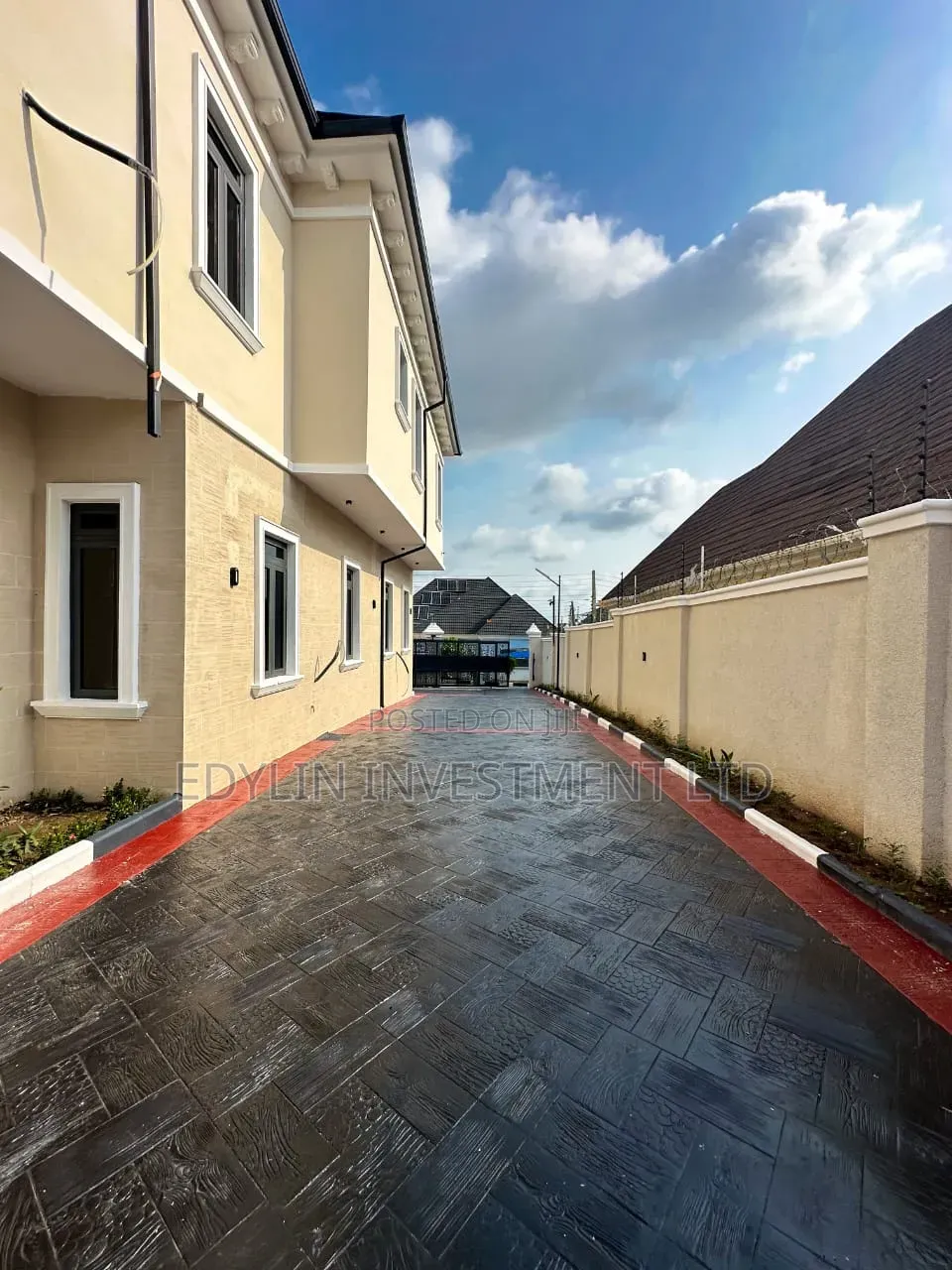 5bdrm Duplex in Inside An Estate, Dape for sale