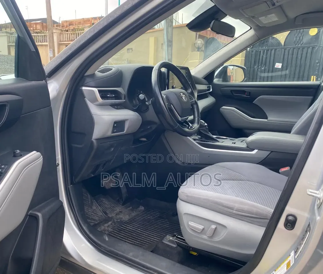 Toyota Highlander LE 2021 Gray
