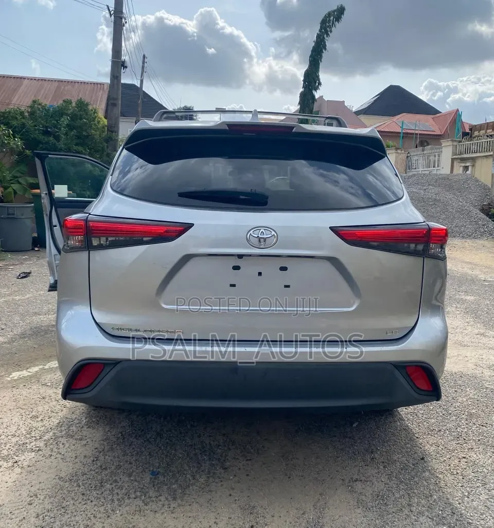 Toyota Highlander LE 2021 Gray