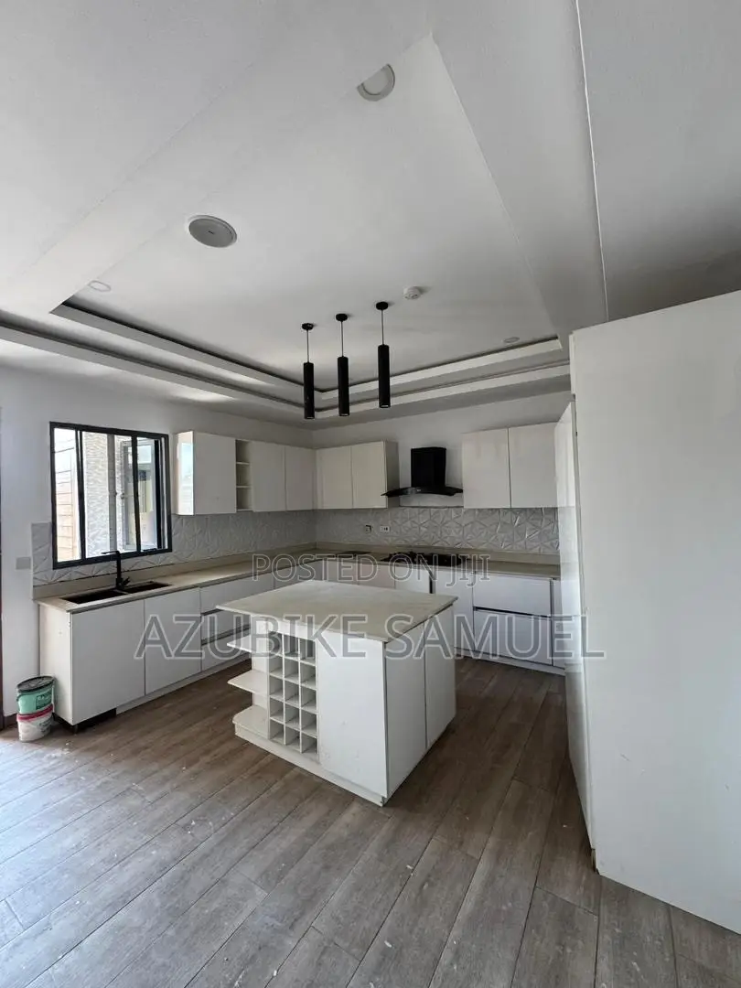 4bdrm Apartment in Lekki Phase 1 for rent