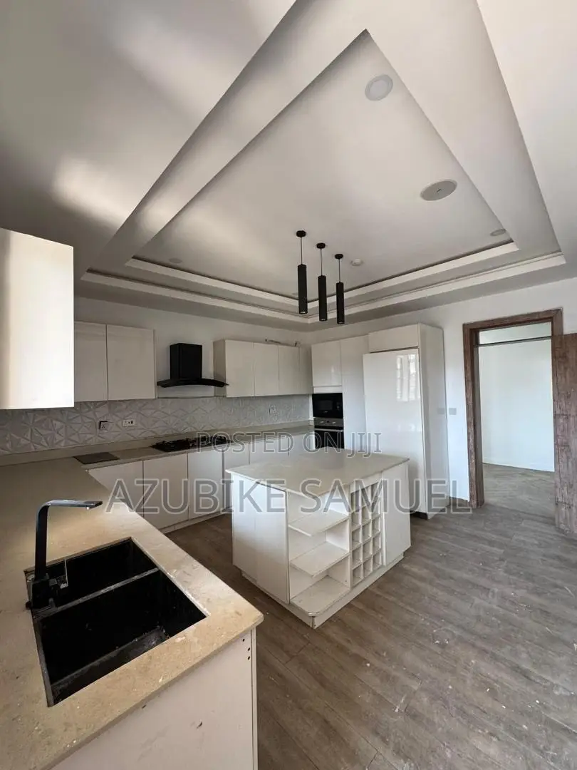 4bdrm Apartment in Lekki Phase 1 for rent