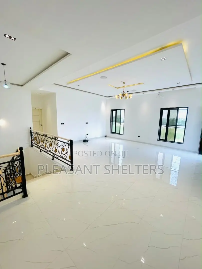 6bdrm Duplex in Northern Foreshore, Chevron for sale
