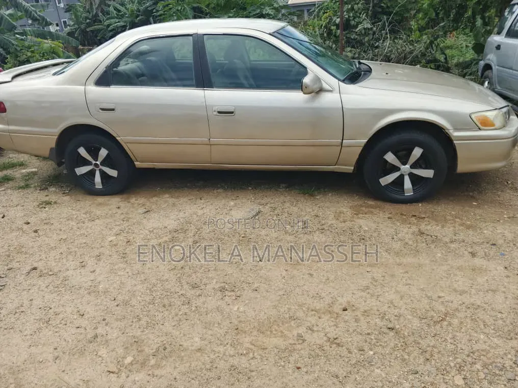 Toyota Camry LE 4dr Sedan (2.2L 4cyl 4A) 2001 Gold