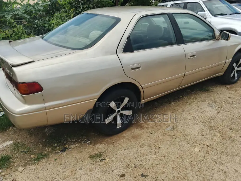Toyota Camry LE 4dr Sedan (2.2L 4cyl 4A) 2001 Gold