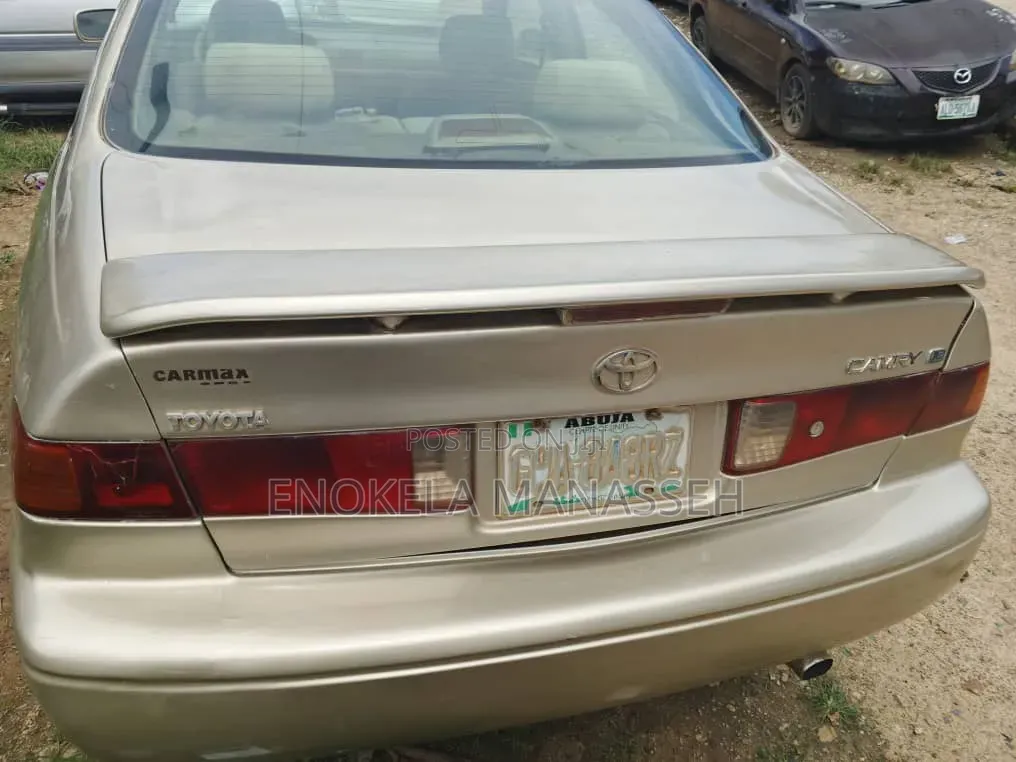 Toyota Camry LE 4dr Sedan (2.2L 4cyl 4A) 2001 Gold