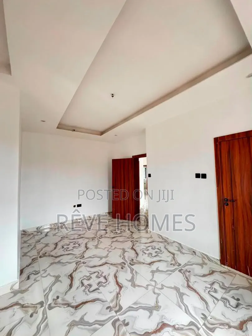 2bdrm Block of Flats in Aguda / Surulere for sale