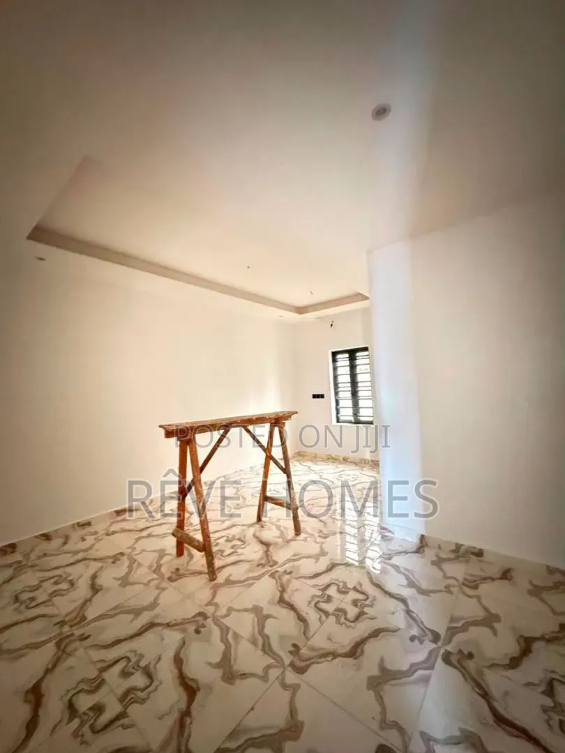 2bdrm Block of Flats in Aguda / Surulere for sale