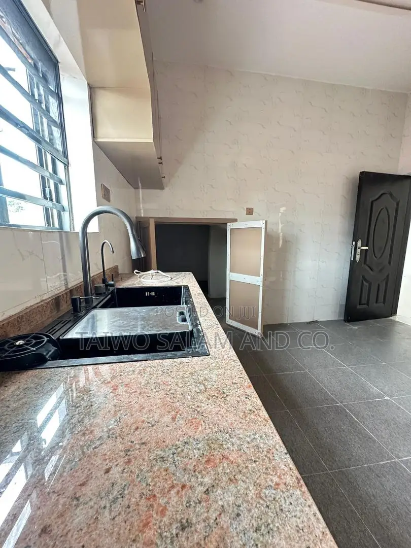 4bdrm Duplex in Akobo for sale
