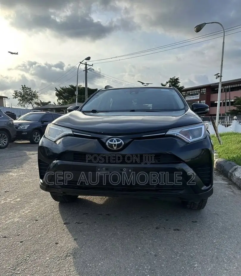 Toyota RAV4 LE 4dr SUV (2.5L 4cyl 6A) 2018 Black