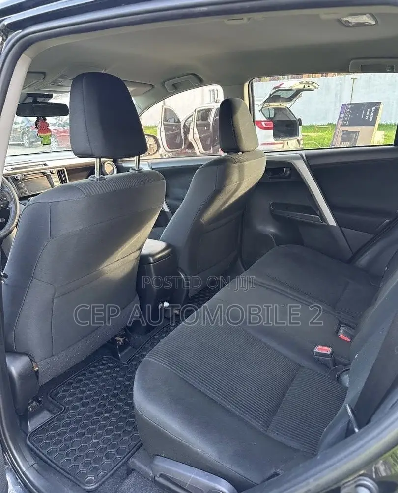 Toyota RAV4 LE 4dr SUV (2.5L 4cyl 6A) 2018 Black