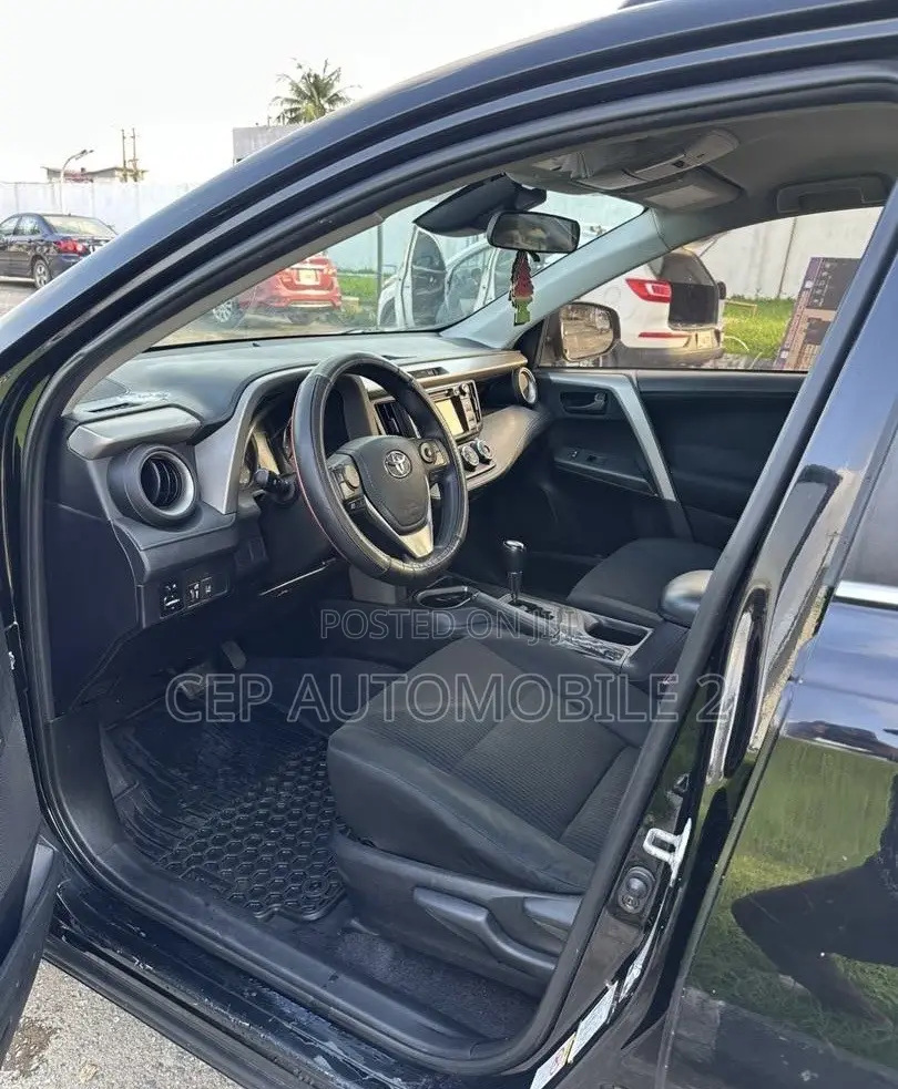 Toyota RAV4 LE 4dr SUV (2.5L 4cyl 6A) 2018 Black
