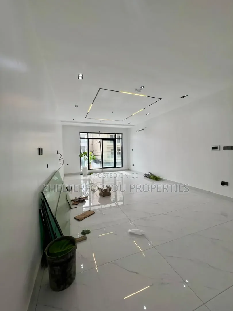 3bdrm Apartment in Lekki Phase 1 for sale