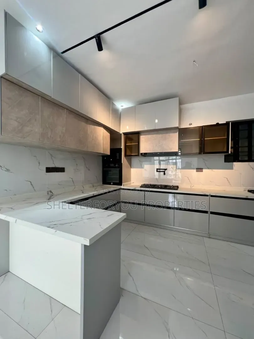 3bdrm Apartment in Lekki Phase 1 for sale