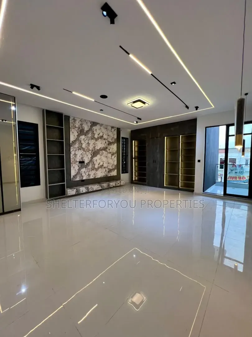 5bdrm Duplex in Ikota for sale