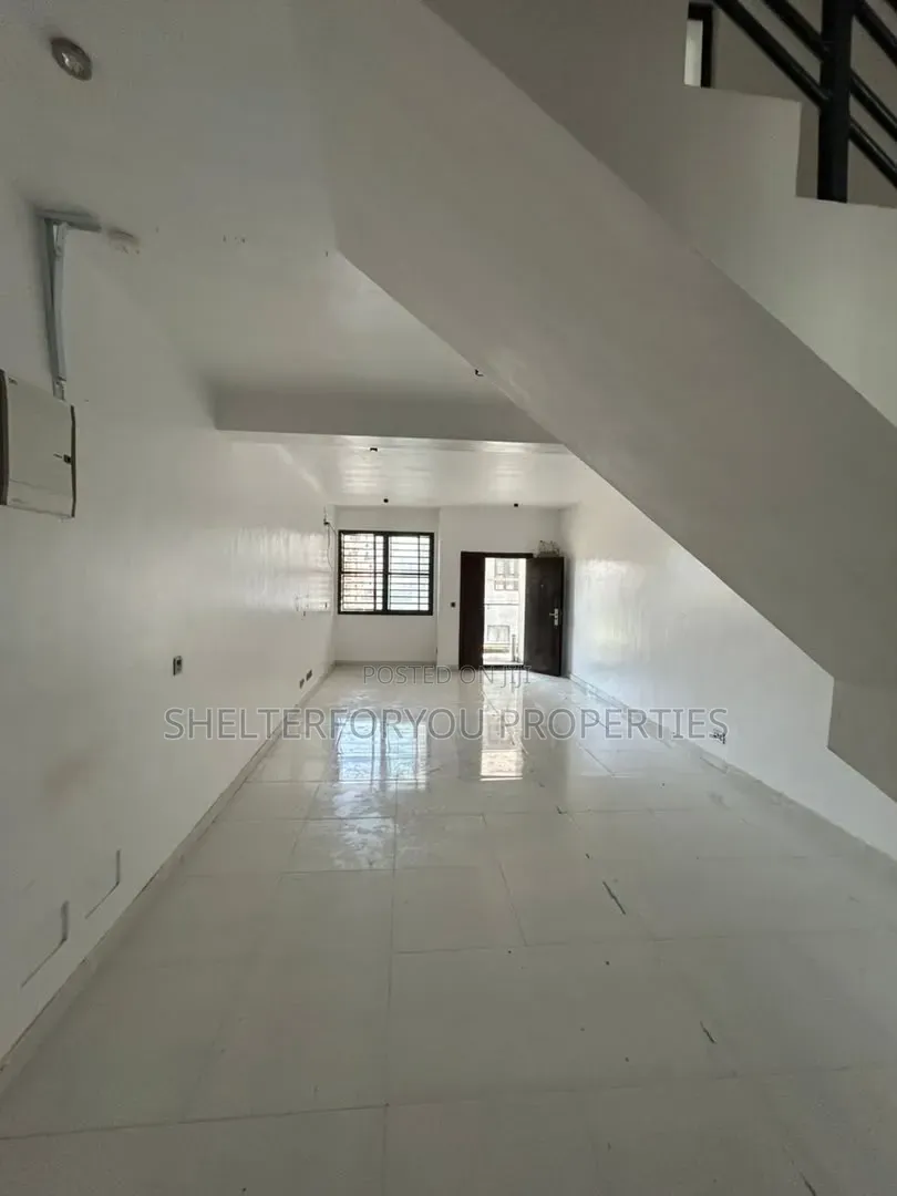 2bdrm Maisonette in Lekki Phase 1 for rent
