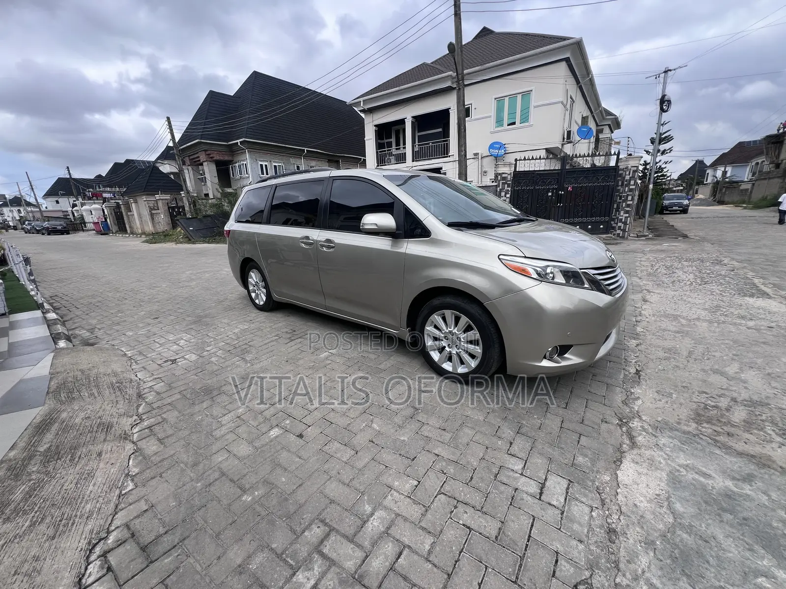 Toyota Sienna 2015 Gold