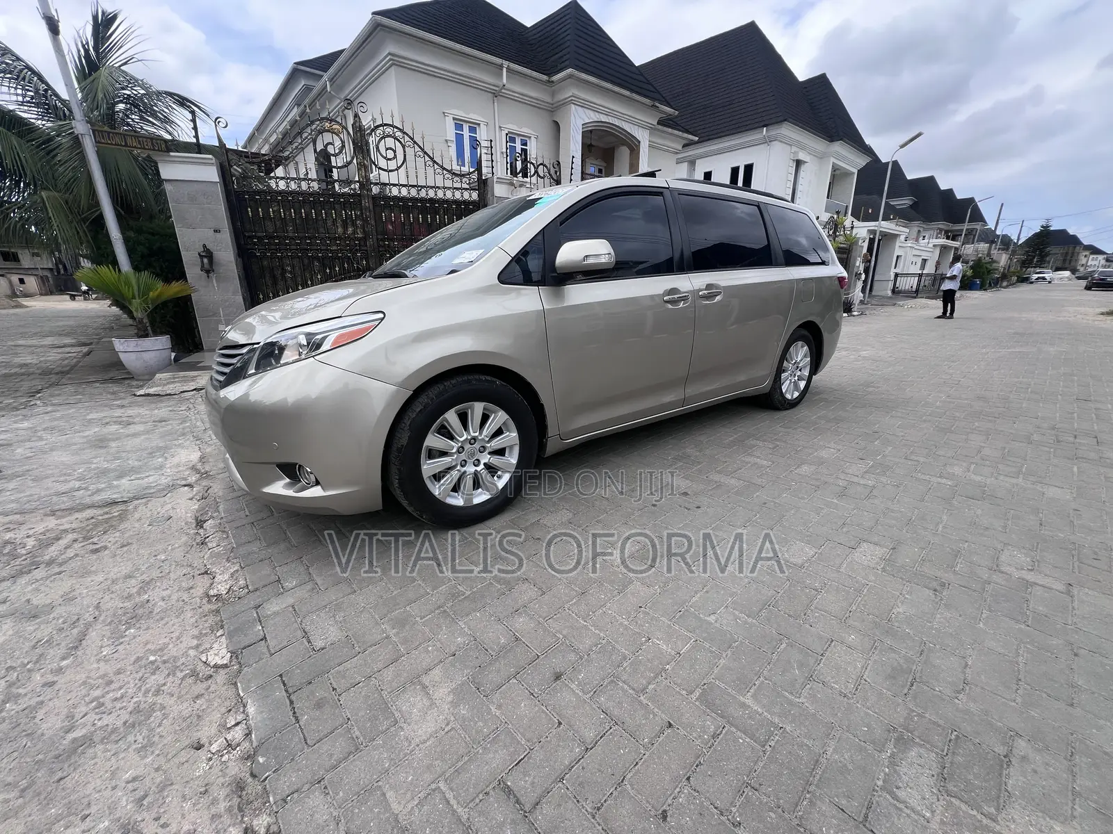 Toyota Sienna 2015 Gold