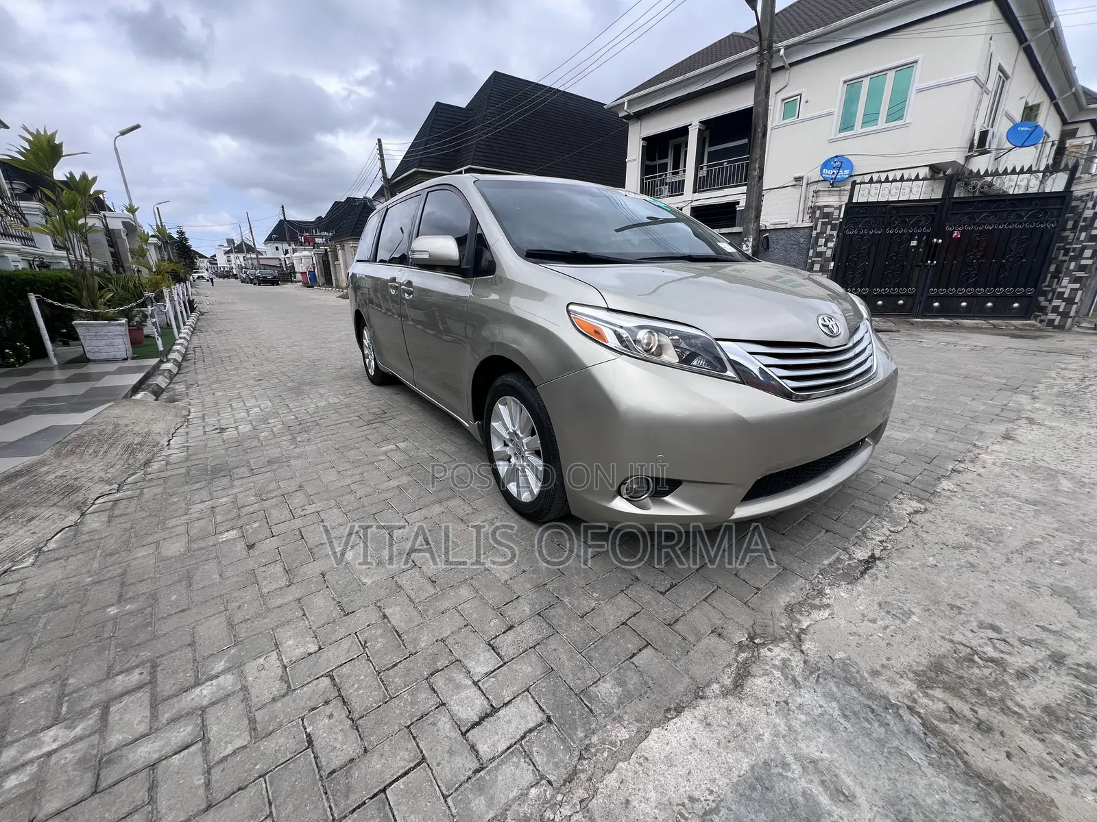 Toyota Sienna 2015 Gold