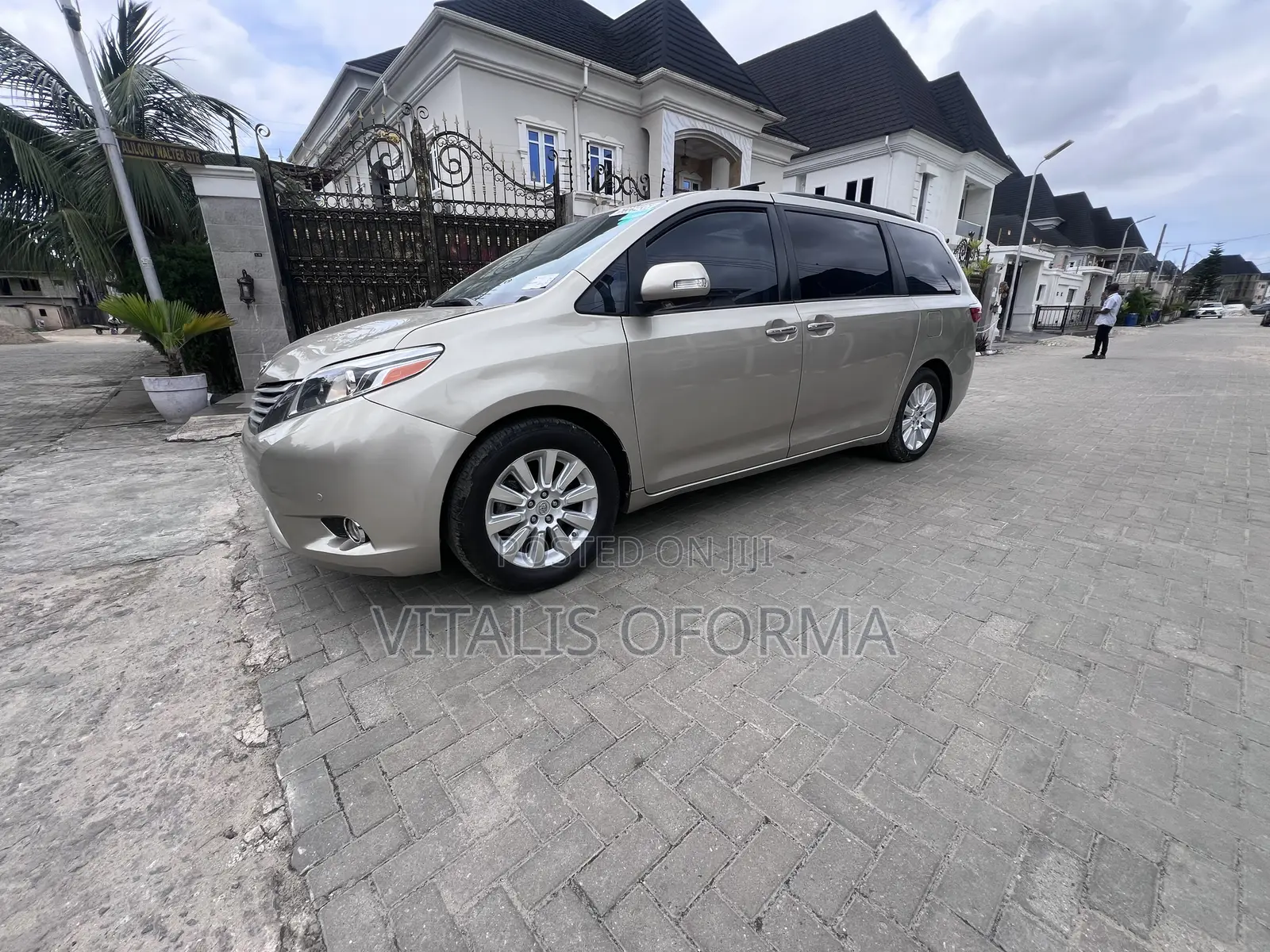 Toyota Sienna 2015 Gold