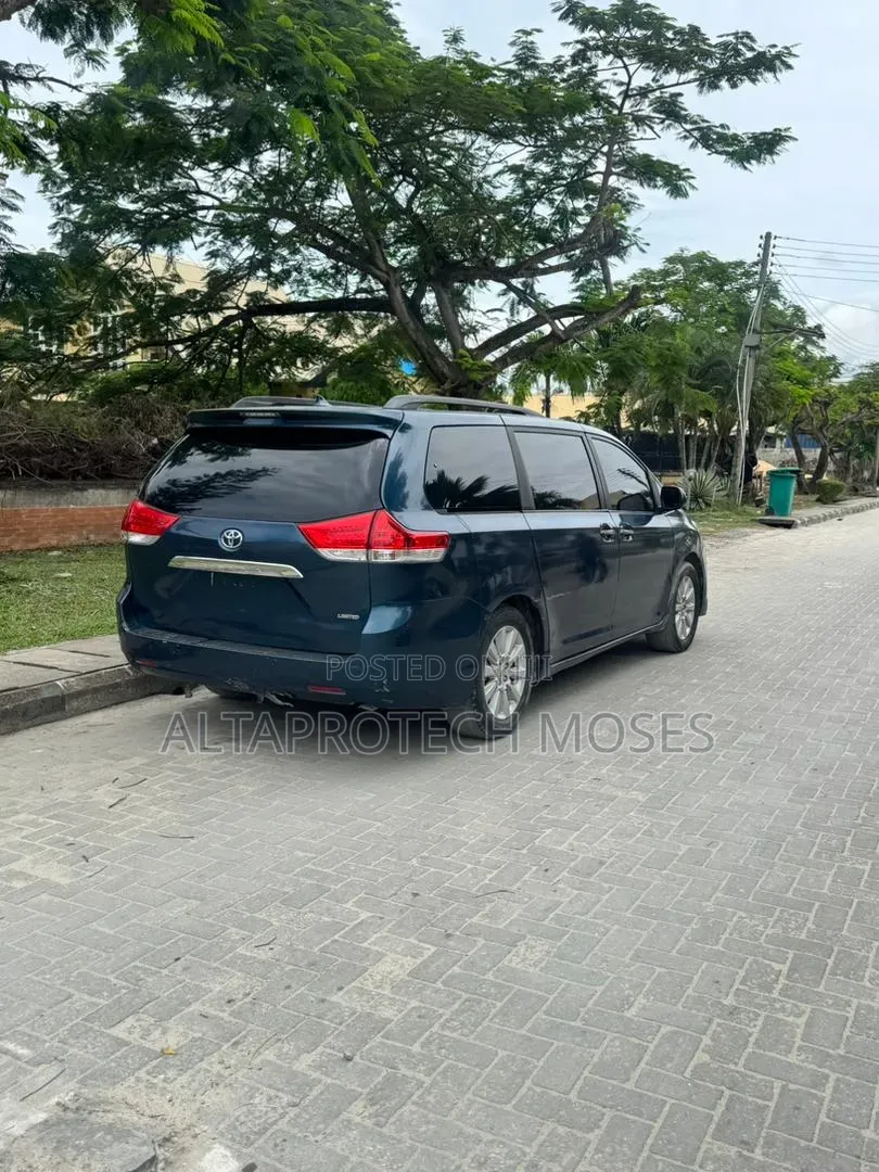 Toyota Sienna XLE 7 Passenger 2011 Blue