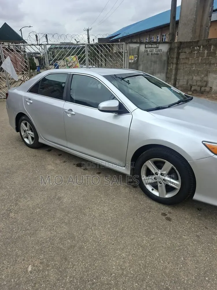 Toyota Camry SE 4dr Sedan w/Prod. End 11/13 (2.5L 4cyl 6A) 2014 Silver