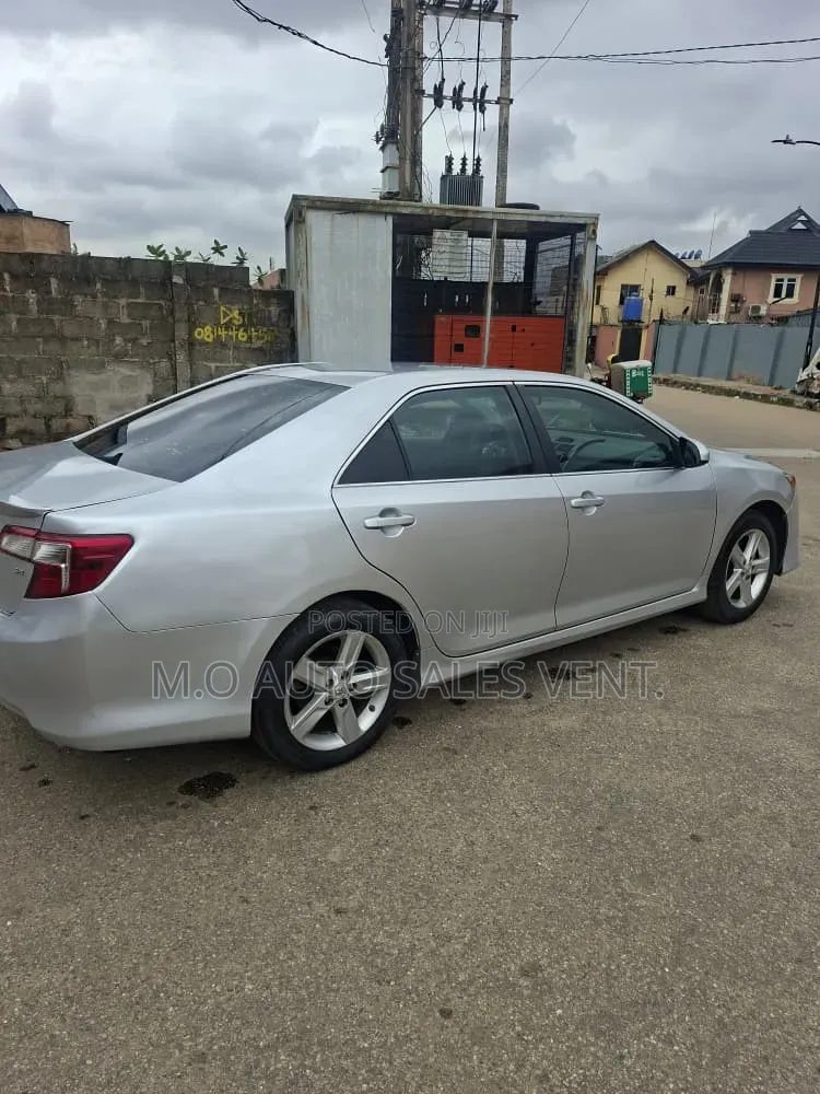 Toyota Camry SE 4dr Sedan w/Prod. End 11/13 (2.5L 4cyl 6A) 2014 Silver