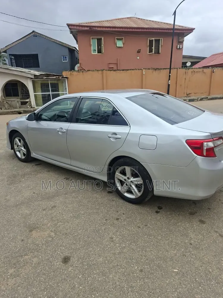 Toyota Camry SE 4dr Sedan w/Prod. End 11/13 (2.5L 4cyl 6A) 2014 Silver