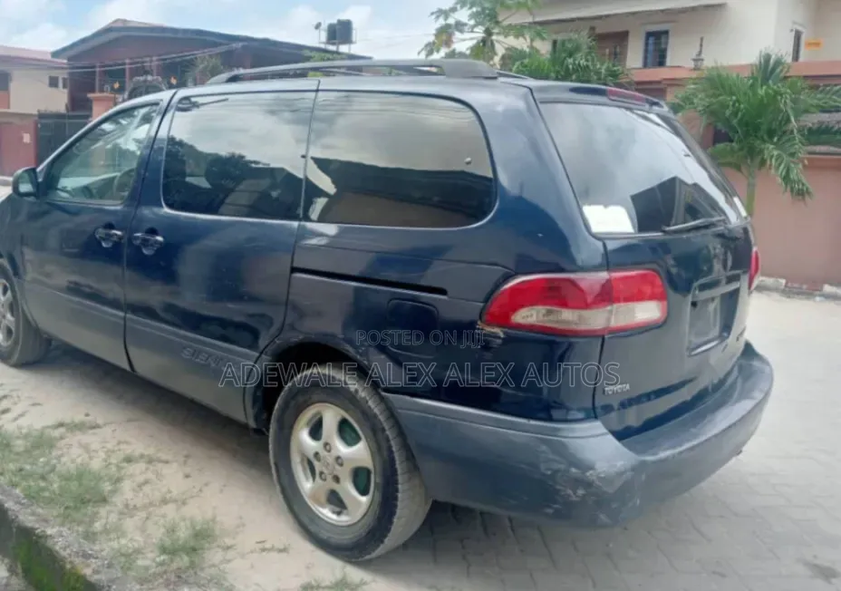 Toyota Sienna 2001 Blue