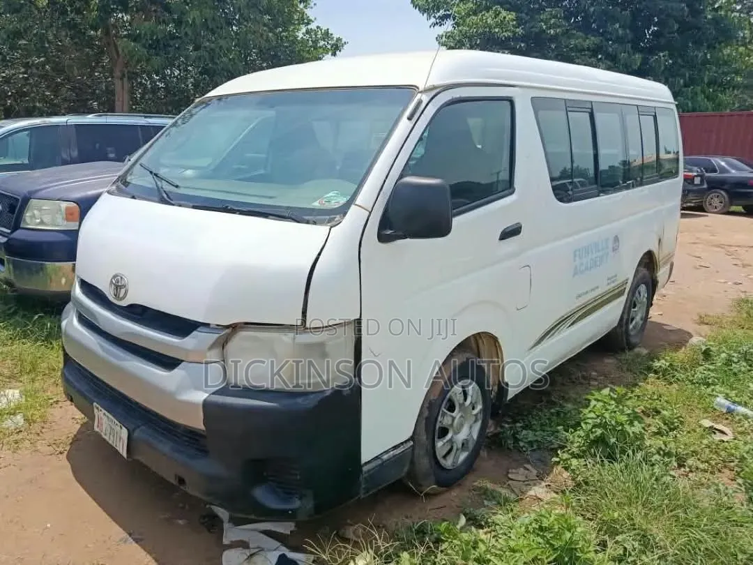 Toyota HiAce 2011 White