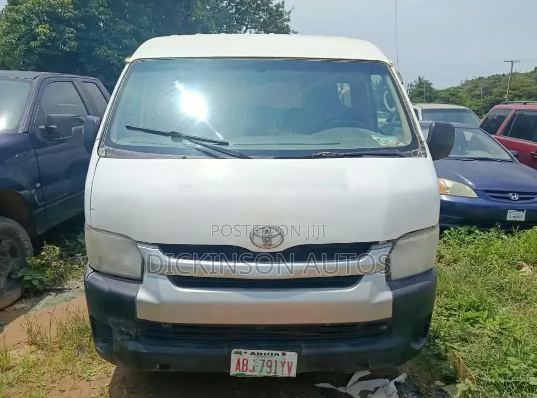 Toyota HiAce 2011 White
