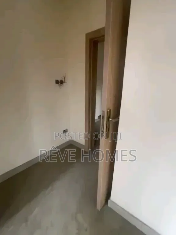 Mini Flat in Akoka for rent