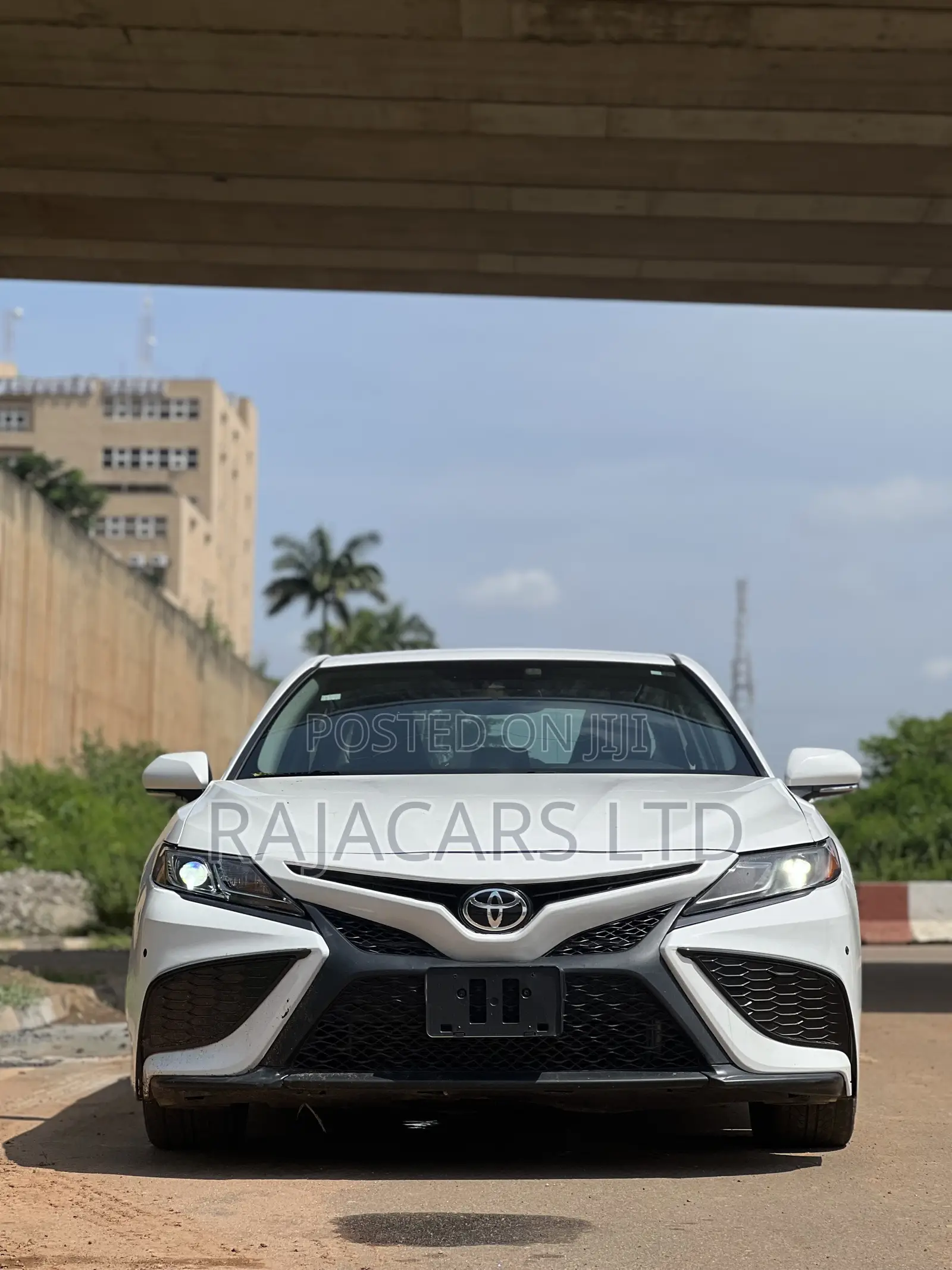 Toyota Camry SE (2.5L 4cyl 8A) 2019 White