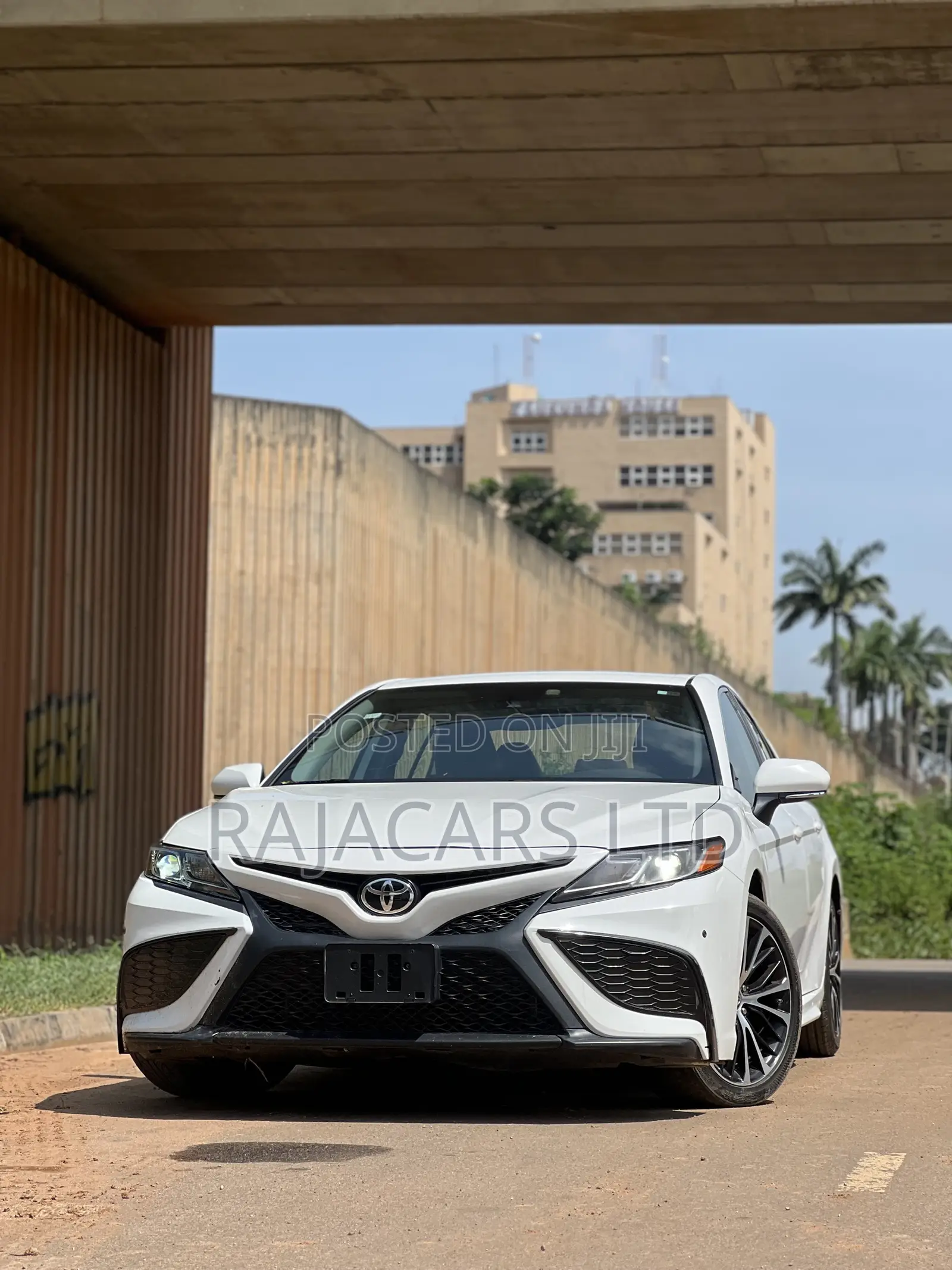 Toyota Camry SE (2.5L 4cyl 8A) 2019 White