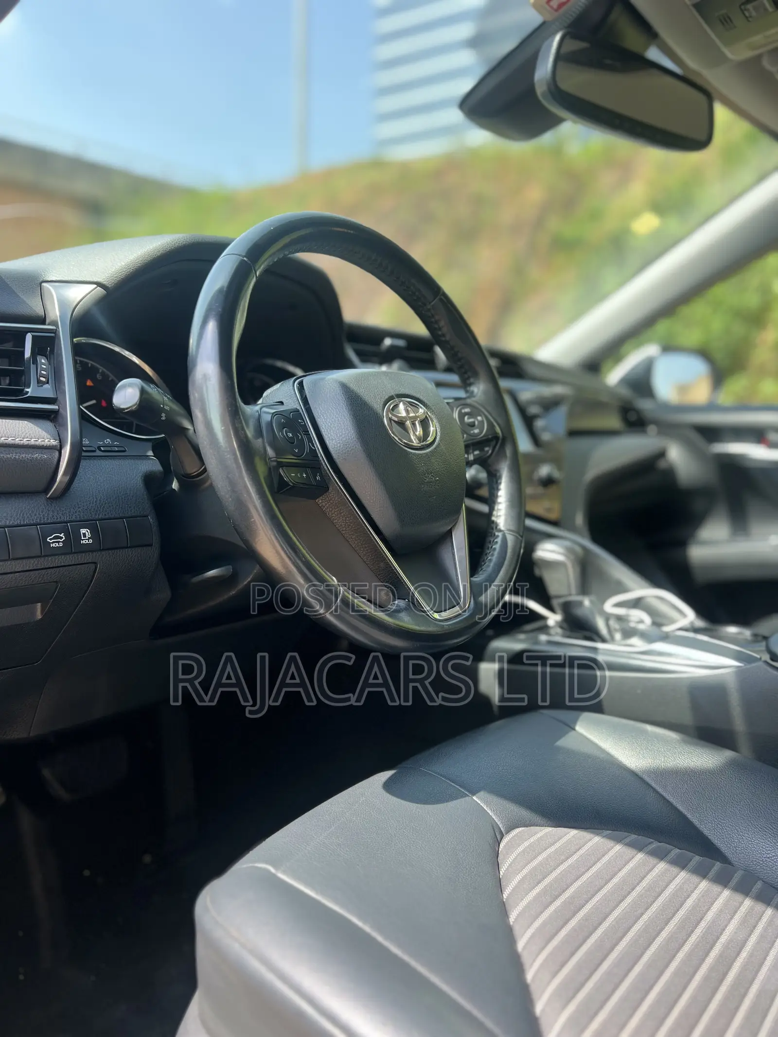 Toyota Camry SE (2.5L 4cyl 8A) 2019 White