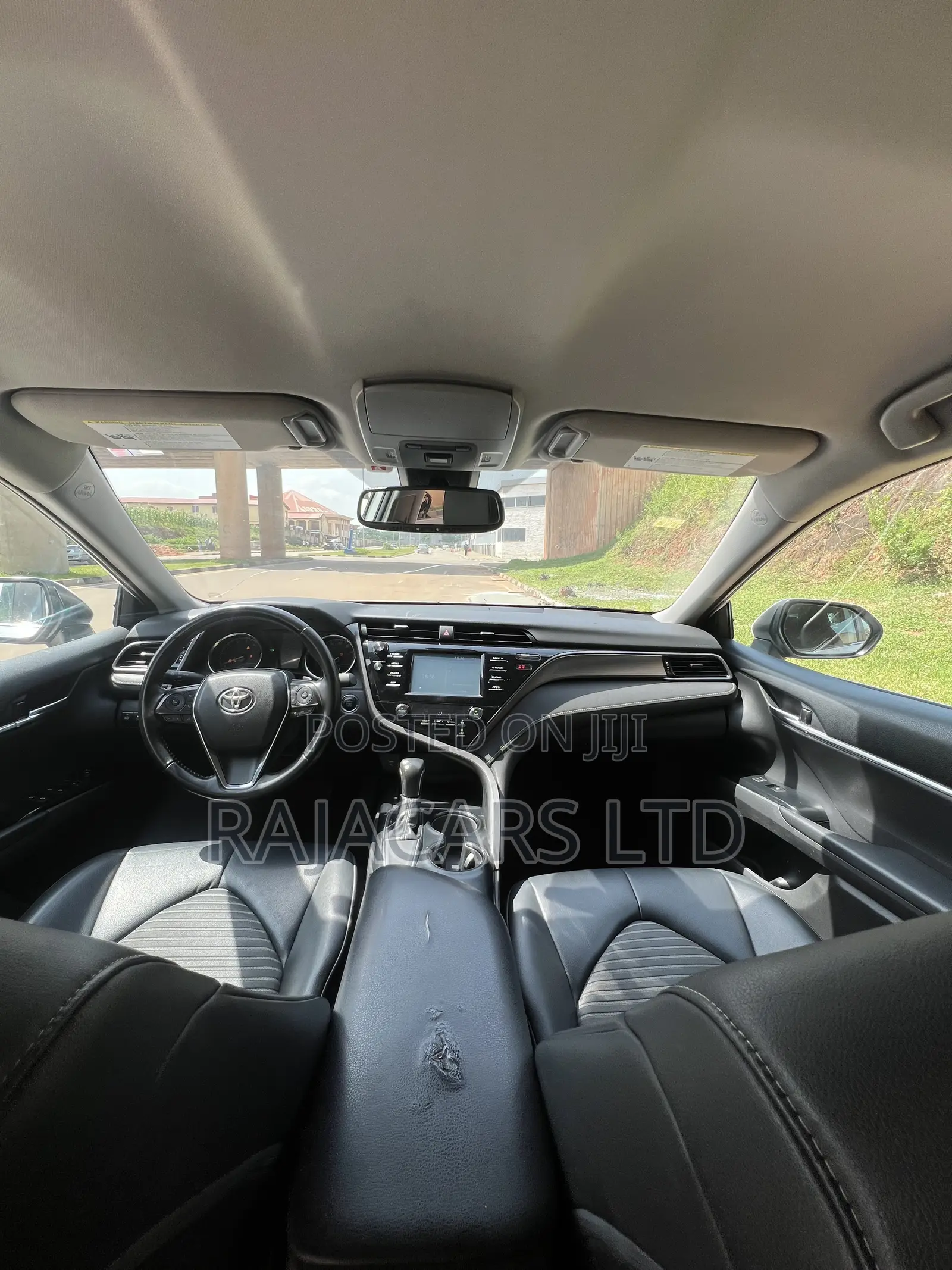 Toyota Camry SE (2.5L 4cyl 8A) 2019 White