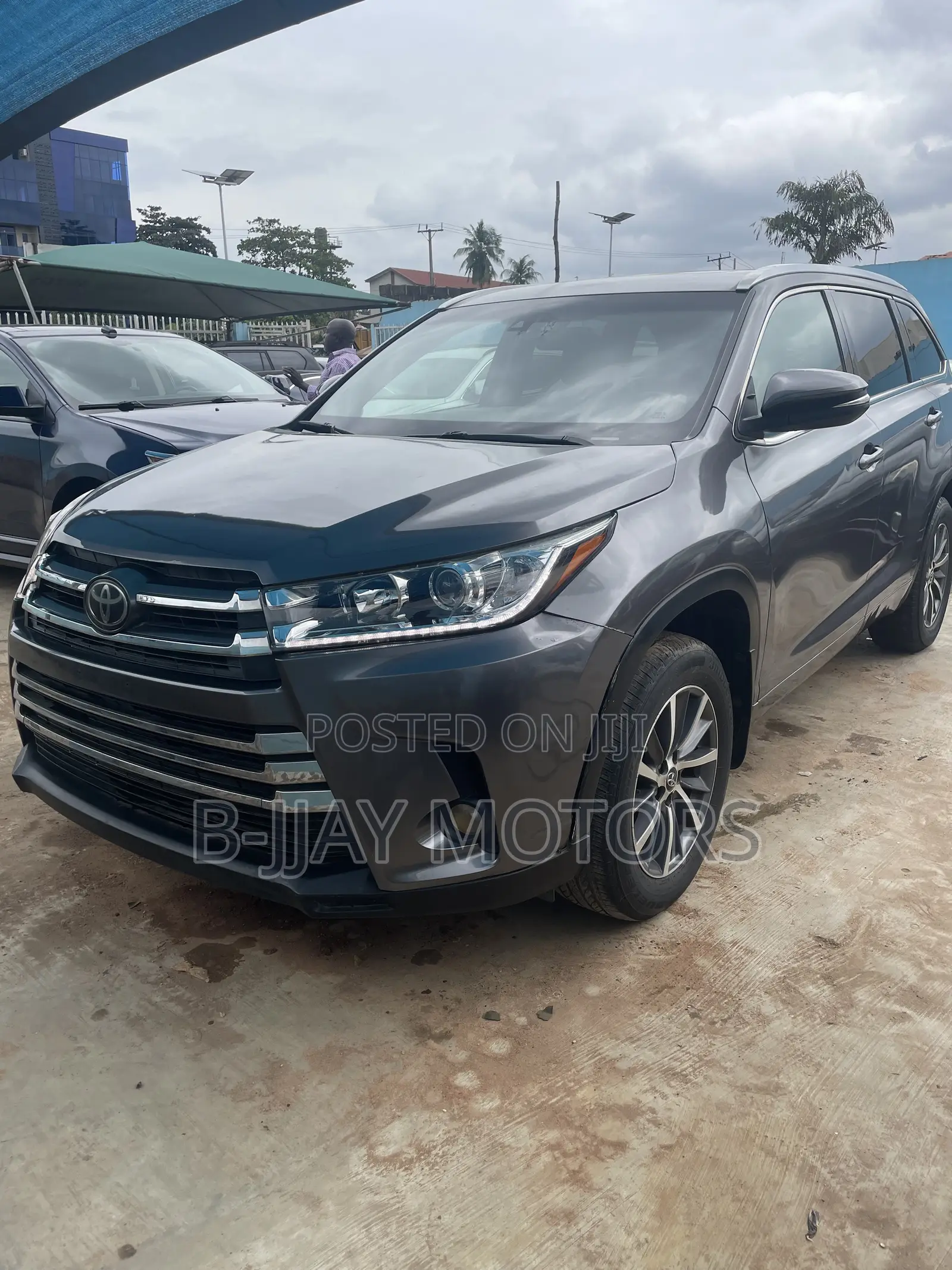 Toyota Highlander XLE 4x4 V6 (3.5L 6cyl 8A) 2018 Gray