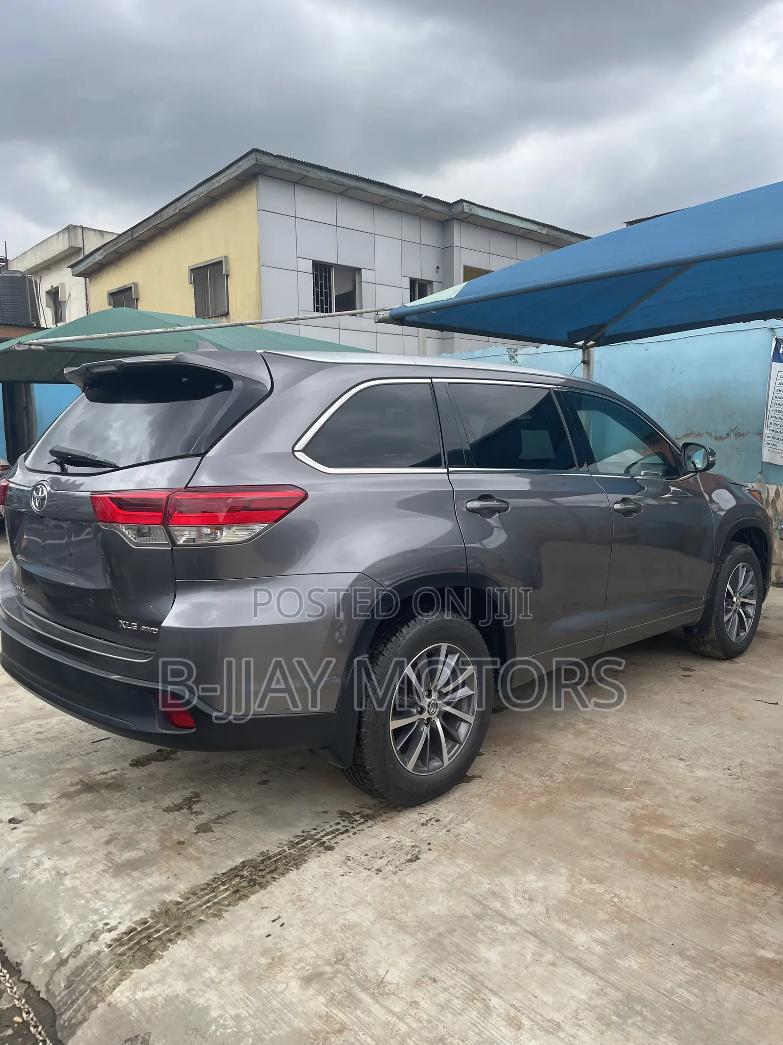 Toyota Highlander XLE 4x4 V6 (3.5L 6cyl 8A) 2018 Gray