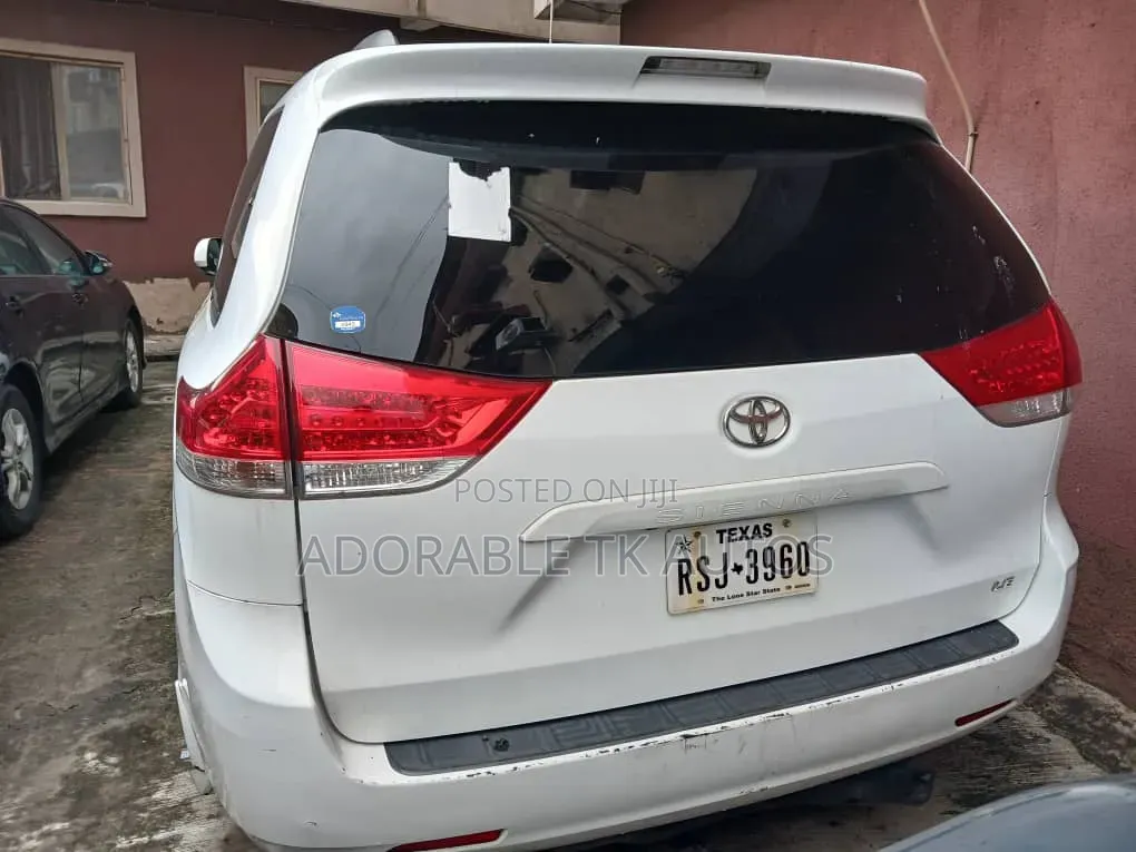 Toyota Sienna 2011 White