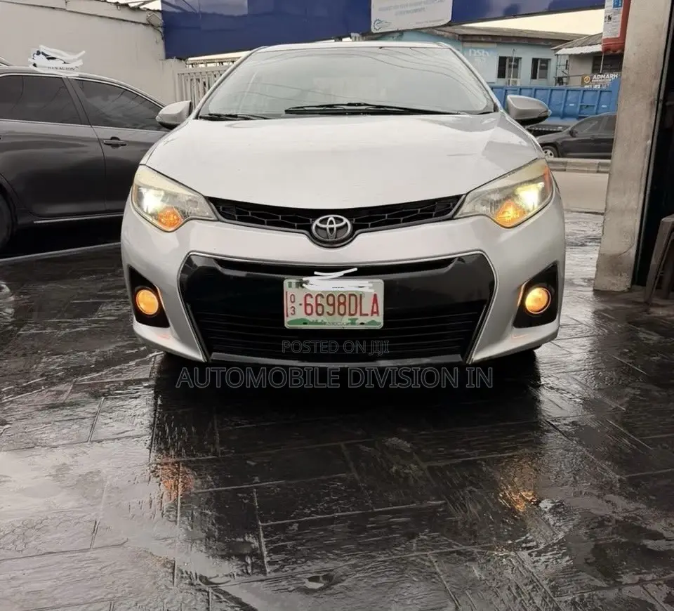 Toyota Corolla S 4dr Sedan (1.8L 4cyl CVT) 2015 Silver