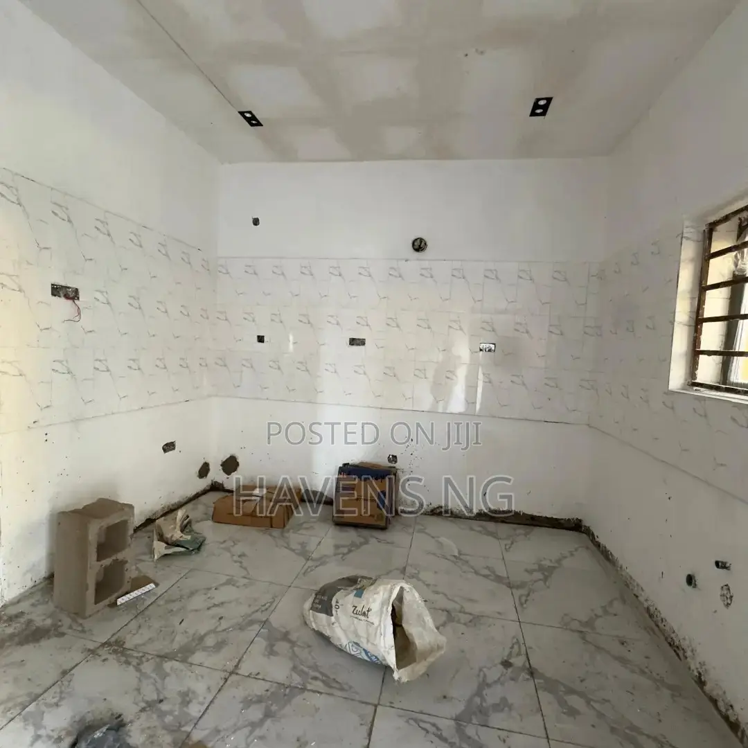 5bdrm Duplex in Ologuneru for sale