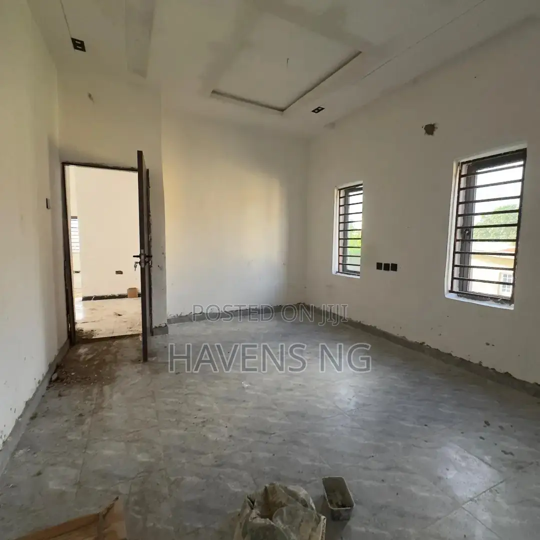 5bdrm Duplex in Ologuneru for sale