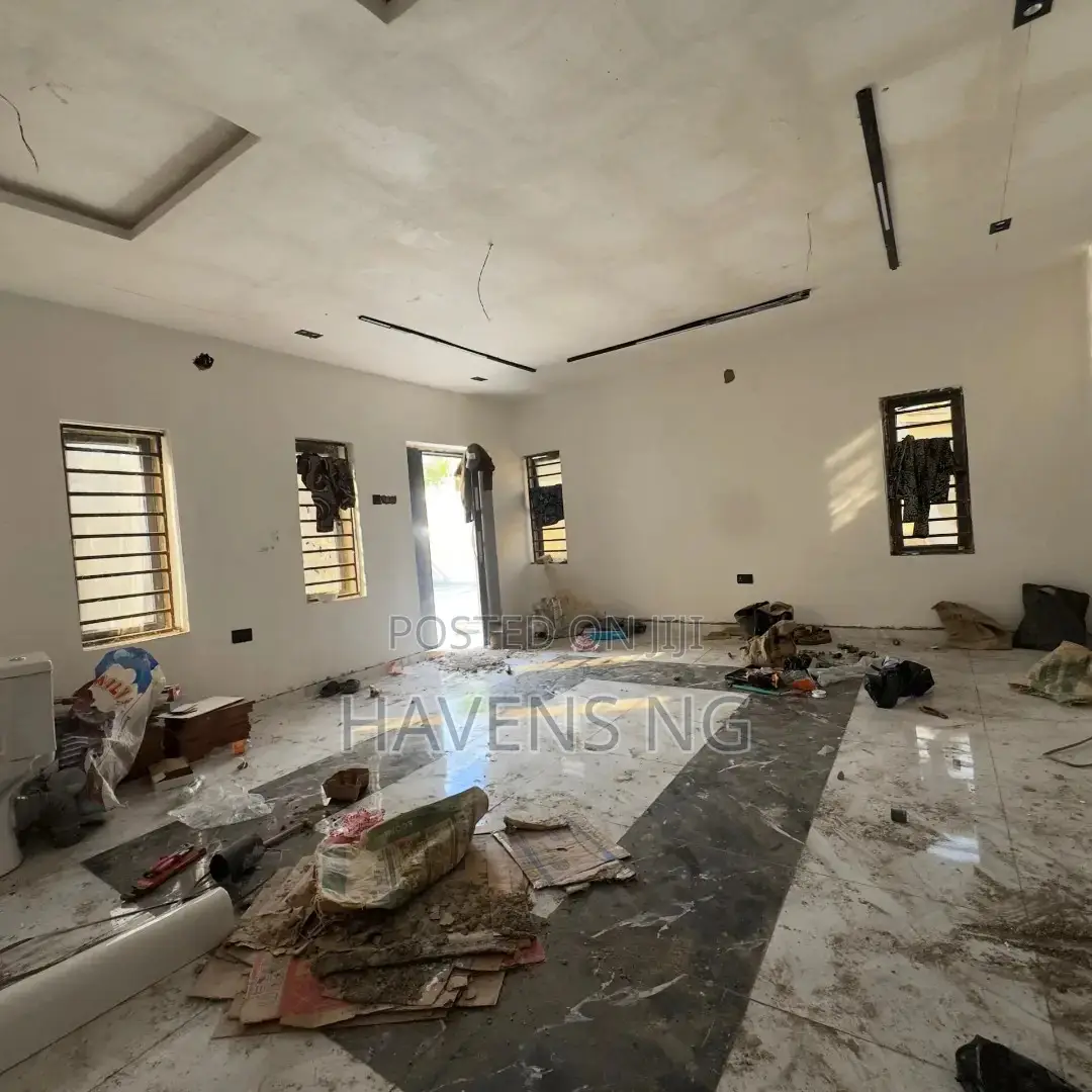 5bdrm Duplex in Ologuneru for sale