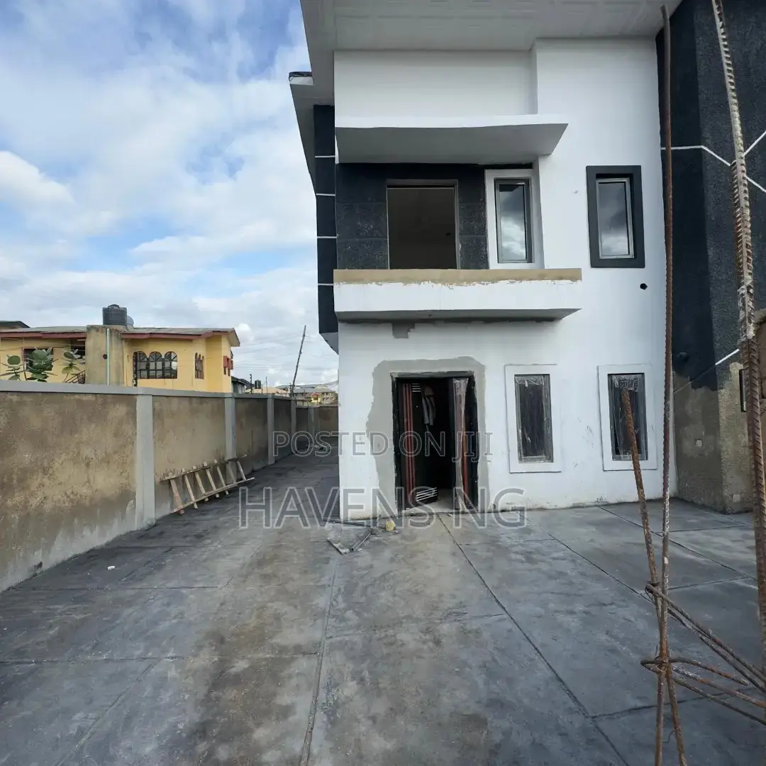 5bdrm Duplex in Ologuneru for sale