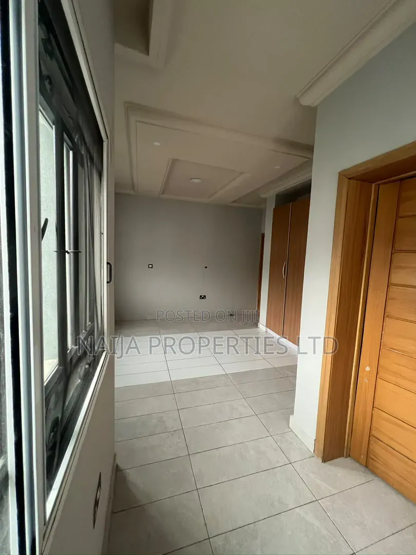 3bdrm Townhouse / Terrace in Lekki Phase 1 Right for rent