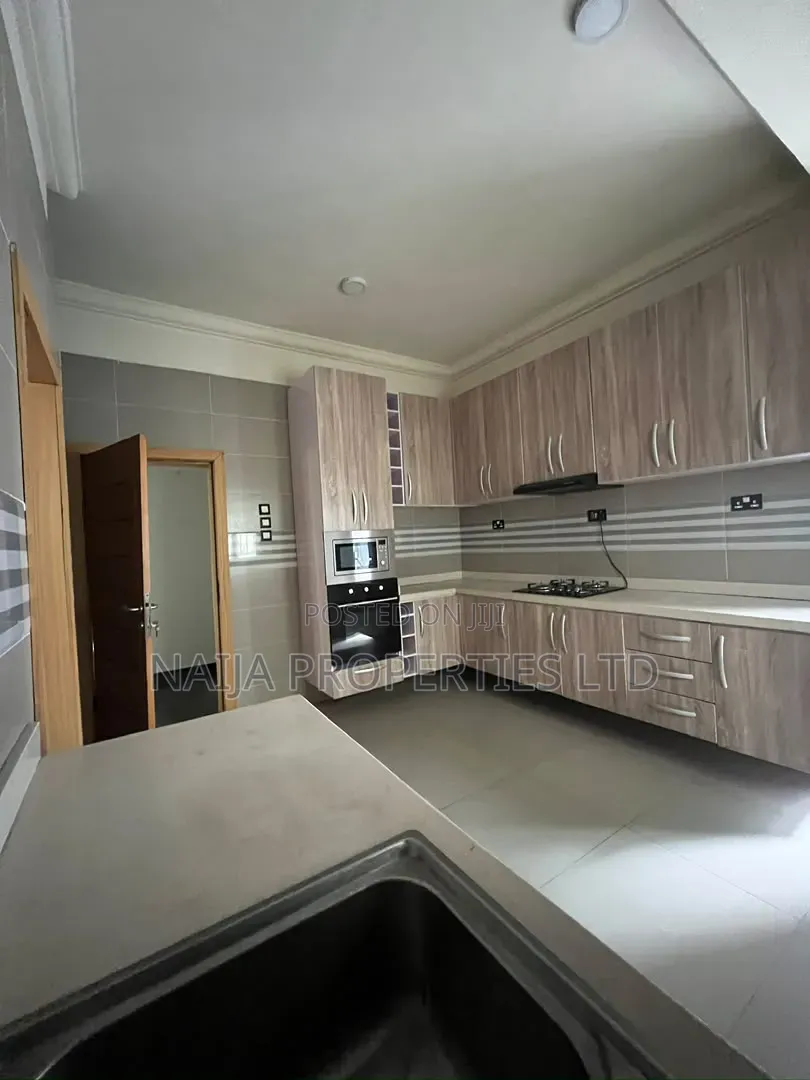 3bdrm Townhouse / Terrace in Lekki Phase 1 Right for rent