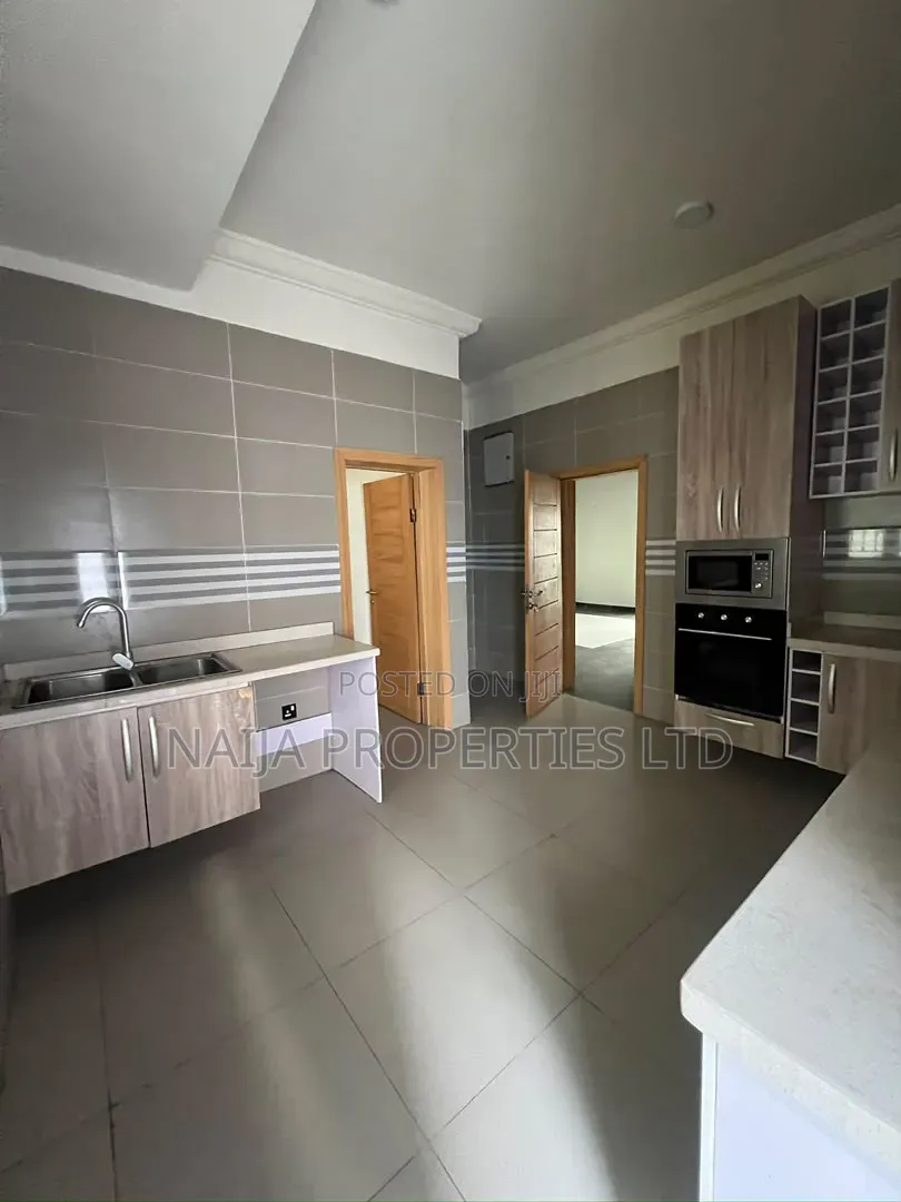 3bdrm Townhouse / Terrace in Lekki Phase 1 Right for rent