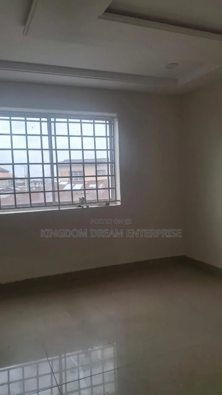 3bdrm Apartment in Surulere Lagos, Ijeshatedo for rent