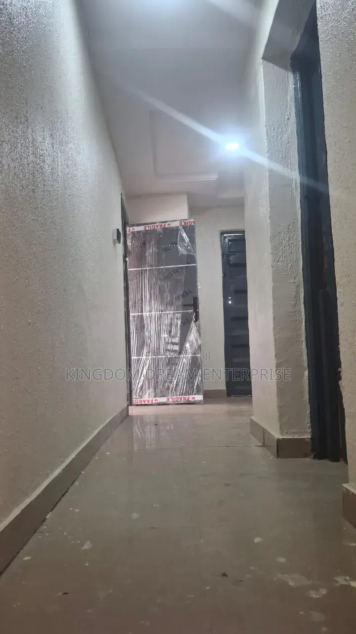 3bdrm Apartment in Surulere Lagos, Ijeshatedo for rent